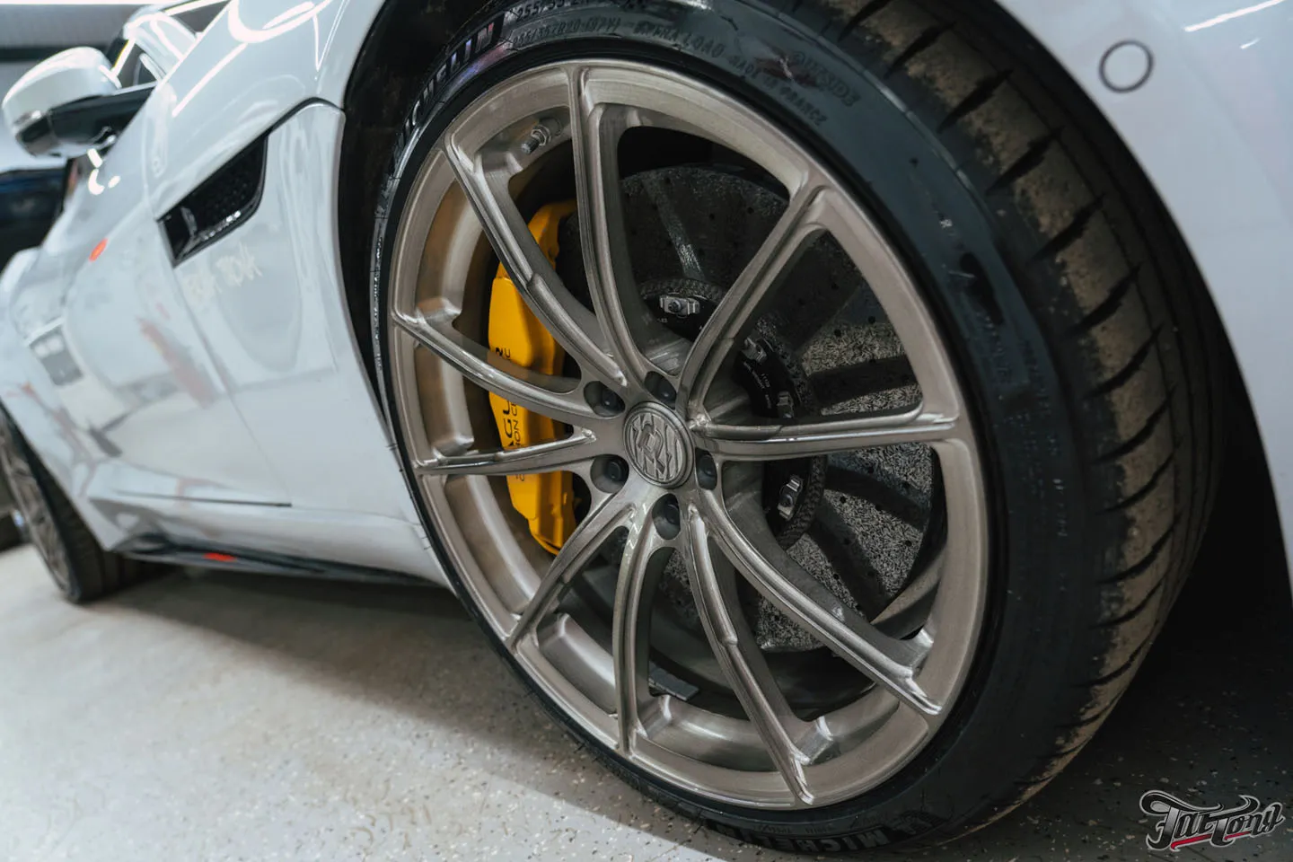 Фирменный Шиномонтаж на вибростенде с адаптацией и балансировкой для Jaguar F-Type. Керамика для дисков и суппортов, техническое обслуживание